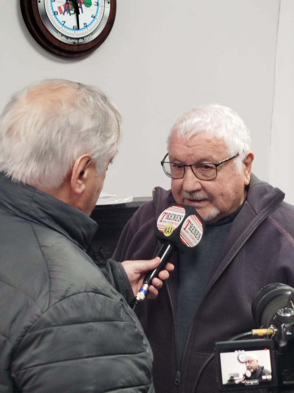 Un jubilado ferroviario es entrevistado por un medio especializado durante la jornada.